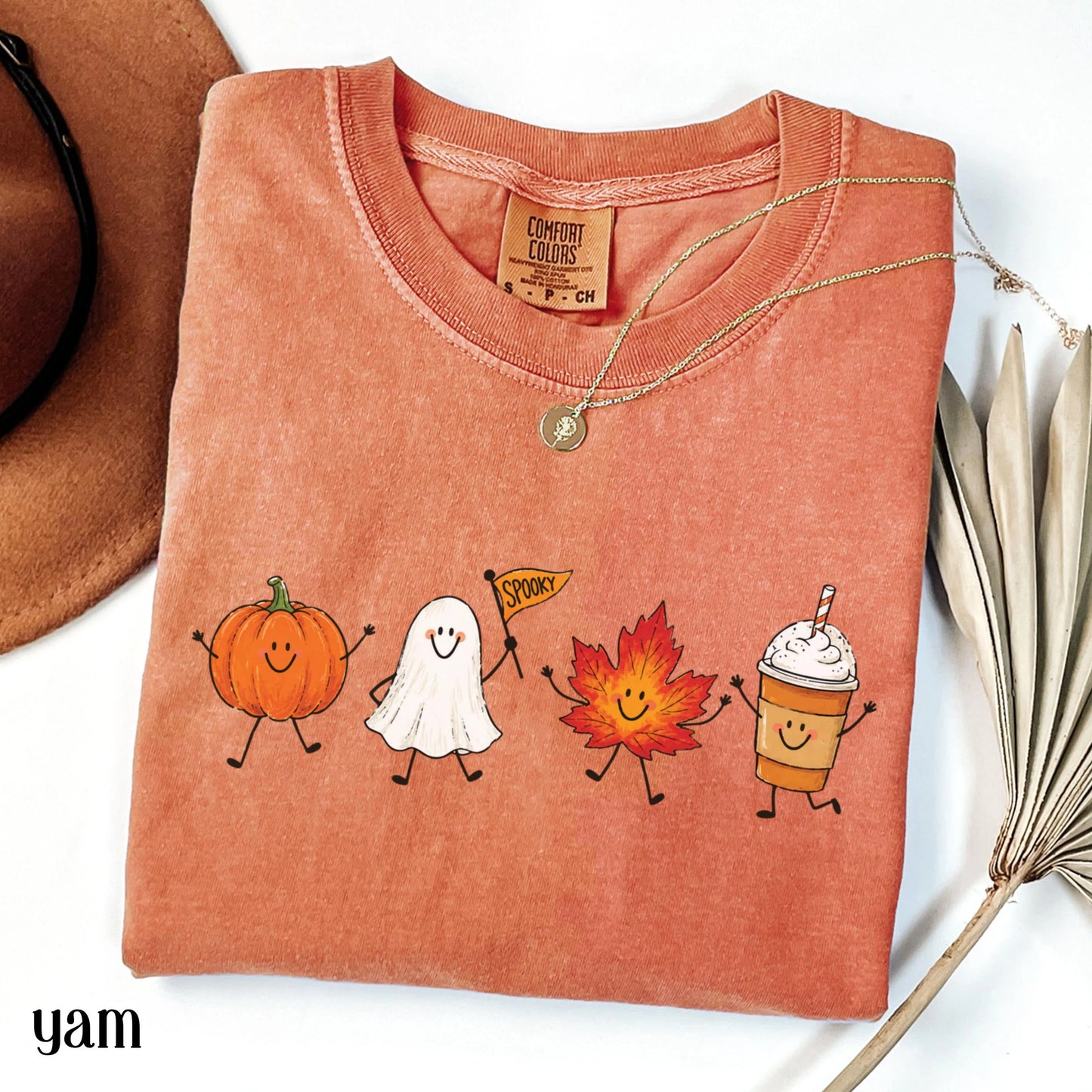 T-Shirt Fall Doodle Comfort Colors® T-shirt Ambiance Automnale Douillette Saison effrayante Halloween T-shirt Summerween Citrouille Fantôme Feuille d'érable Latte
