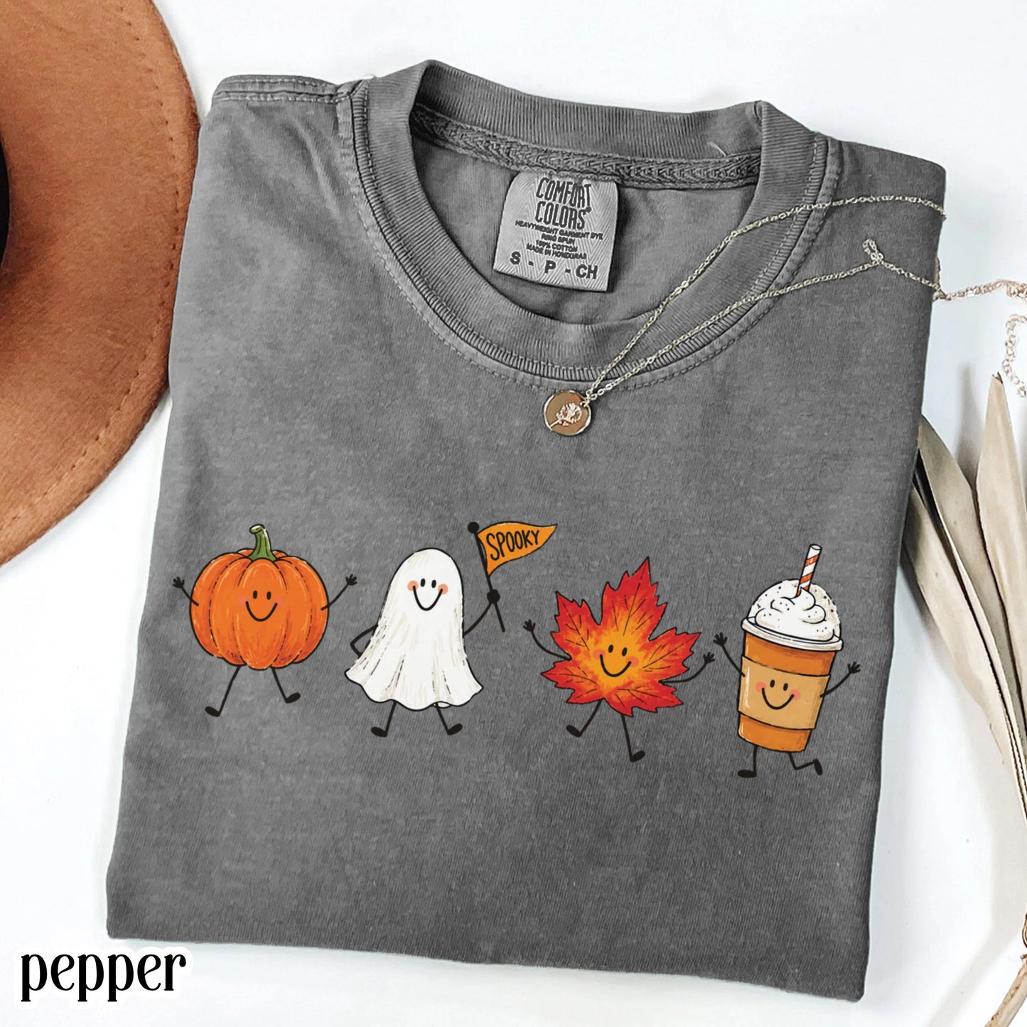 T-Shirt Fall Doodle Comfort Colors® T-shirt Ambiance Automnale Douillette Saison effrayante Halloween T-shirt Summerween Citrouille Fantôme Feuille d'érable Latte