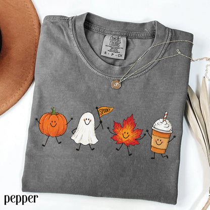T-Shirt Fall Doodle Comfort Colors® T-shirt Ambiance Automnale Douillette Saison effrayante Halloween T-shirt Summerween Citrouille Fantôme Feuille d'érable Latte