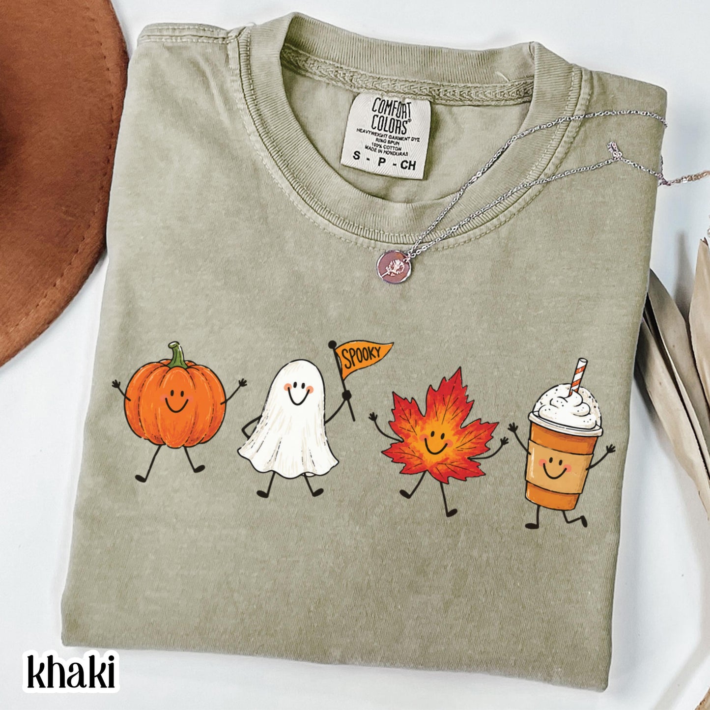 T-Shirt Fall Doodle Comfort Colors® T-shirt Ambiance Automnale Douillette Saison effrayante Halloween T-shirt Summerween Citrouille Fantôme Feuille d'érable Latte