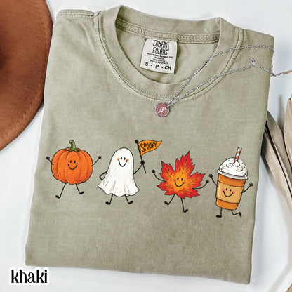 T-Shirt Fall Doodle Comfort Colors® T-shirt Ambiance Automnale Douillette Saison effrayante Halloween T-shirt Summerween Citrouille Fantôme Feuille d'érable Latte