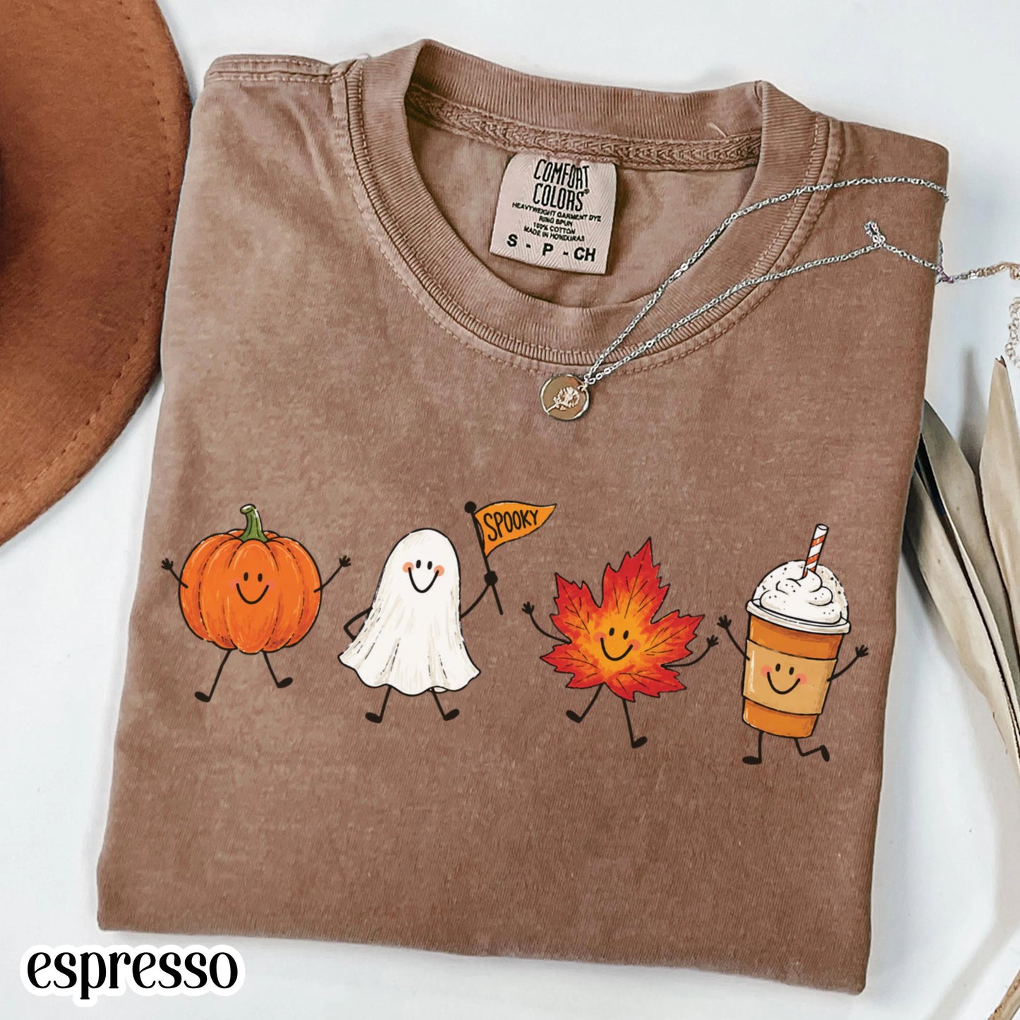 T-Shirt Fall Doodle Comfort Colors® T-shirt Ambiance Automnale Douillette Saison effrayante Halloween T-shirt Summerween Citrouille Fantôme Feuille d'érable Latte